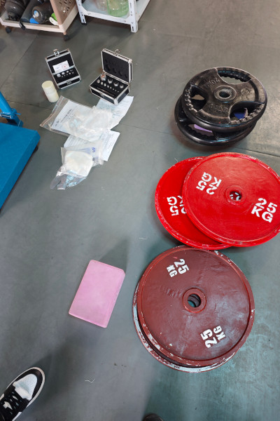 The weights Liu used on the ground