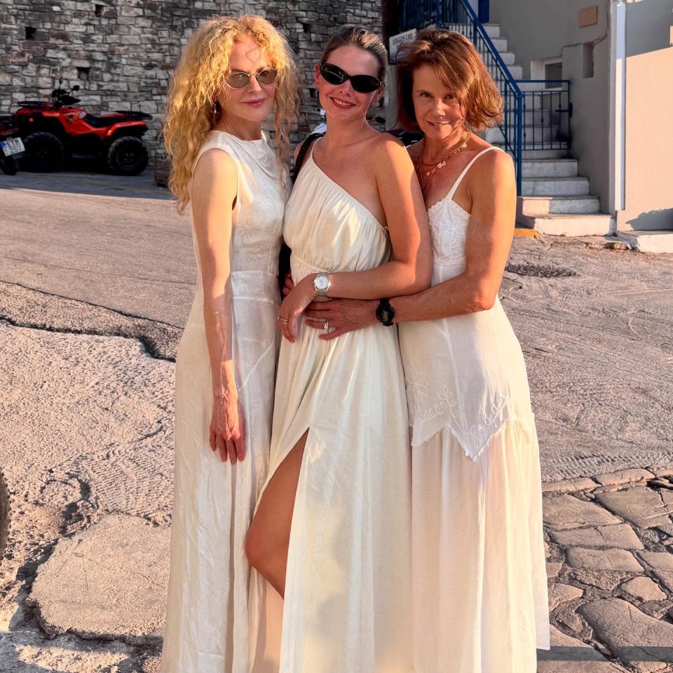 Nicole Kidman with her niece and sister-in-law in white dresses.
