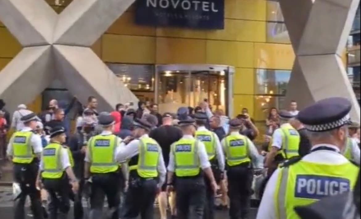 Police at Canary Wharf hotel amid claims migrants being housed there - London Evening Standard