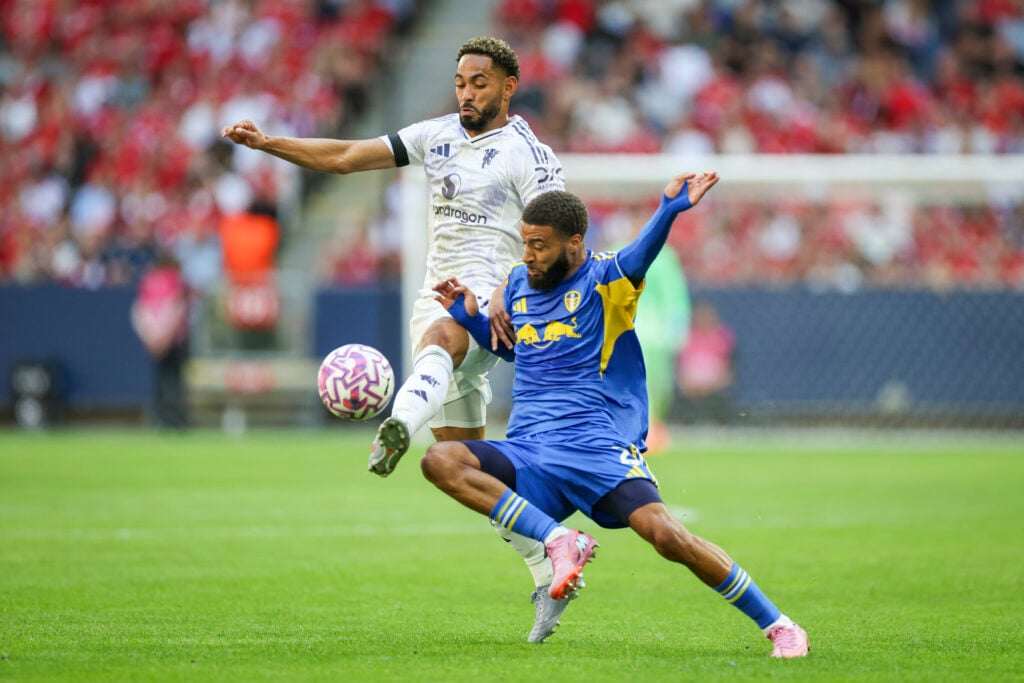 Matheus Cunha battles for the ball
