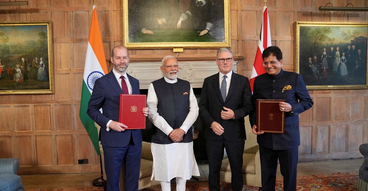 Britain's Prime Minister Keir Starmer and India's Prime Minister Narendra Modi pose for a photo after Britain's Secretary of State for Business and Trade, Jonathan Reynolds and Piyush Goyal, Minister of Industry and Supply of India signed a free trade agreement. Photo: Reuters