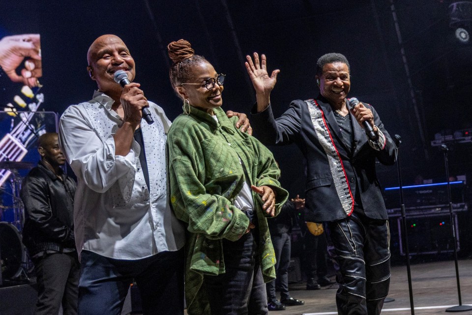 Janet Jackson makes a surprise appearance with The Jacksons.