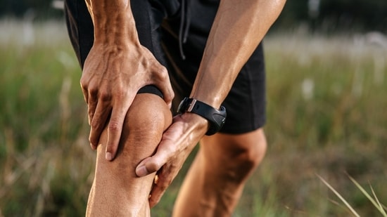 Knee health depends on hip strength too. (Freepik)