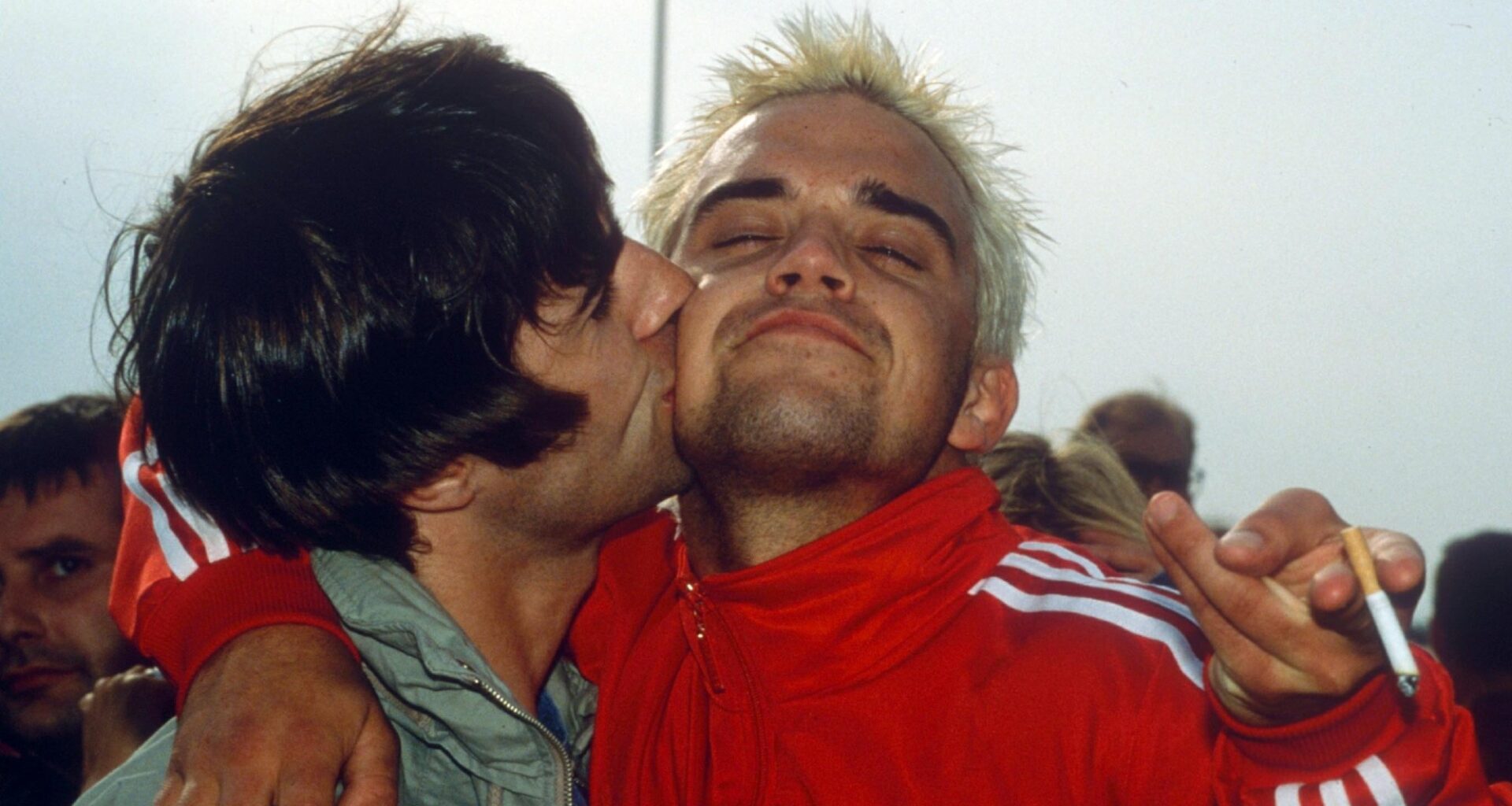 Robbie Williams shares another blue plaque in London to honour Oasis: "Good luck tonight lads"