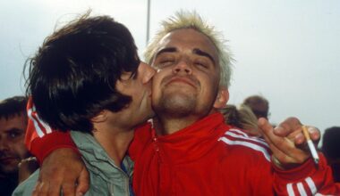Robbie Williams shares another blue plaque in London to honour Oasis: "Good luck tonight lads"