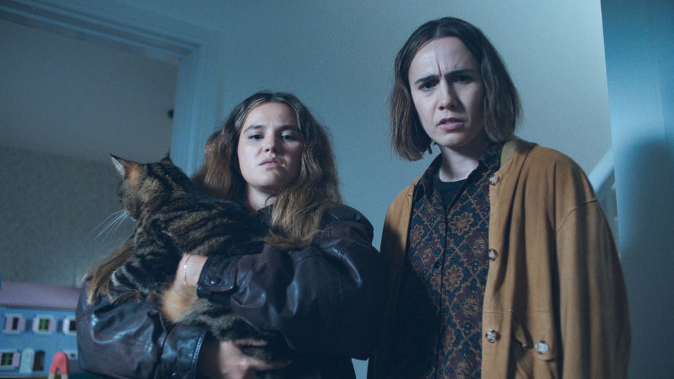 lizzie davidson as billie, kat sadler as josie, such brave girls season 2