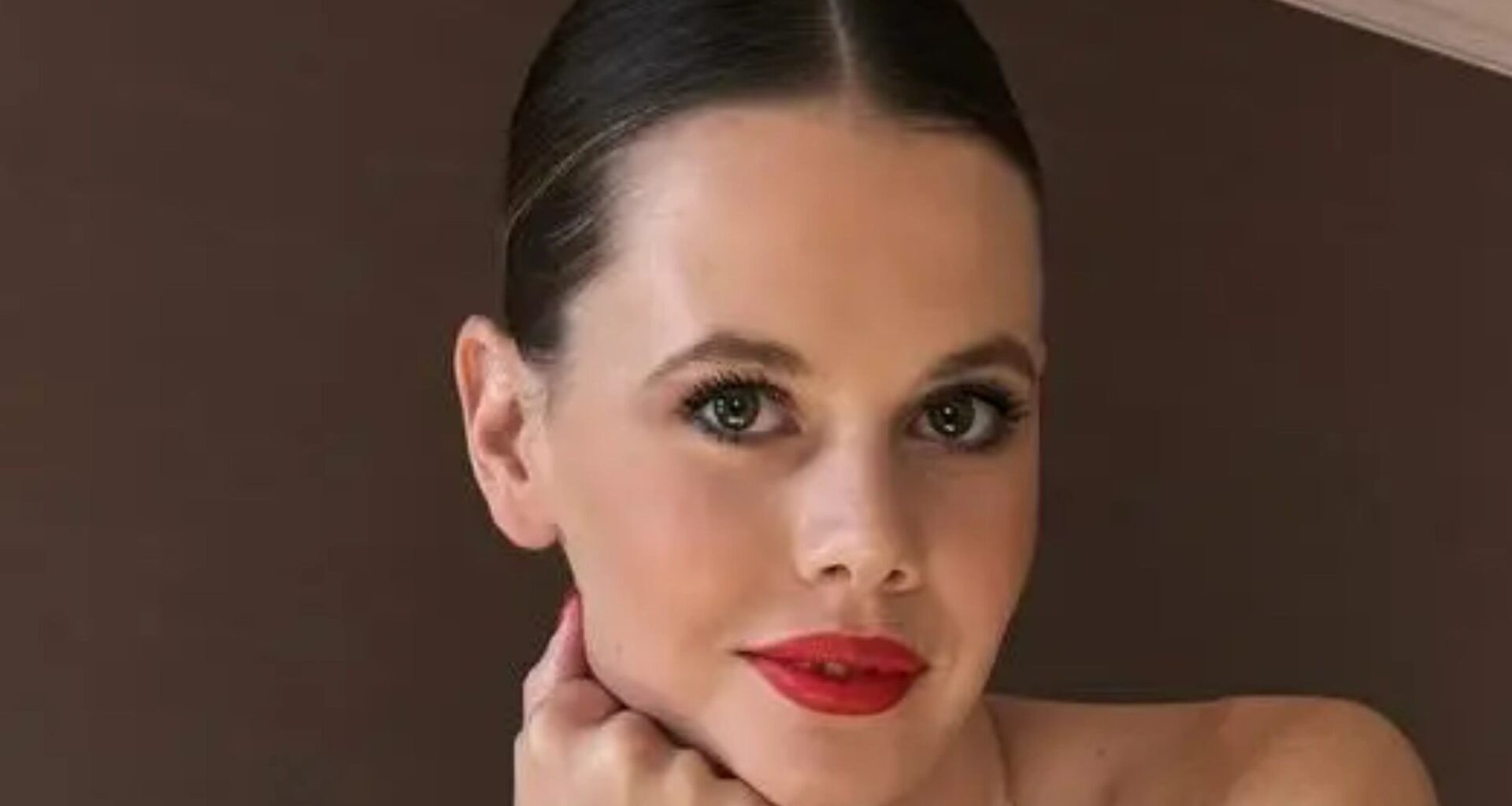 Hollywood star’s ‘nepo-niece’ begs for a job and admits she’s unemployed after ‘stupid’ decision to move to London