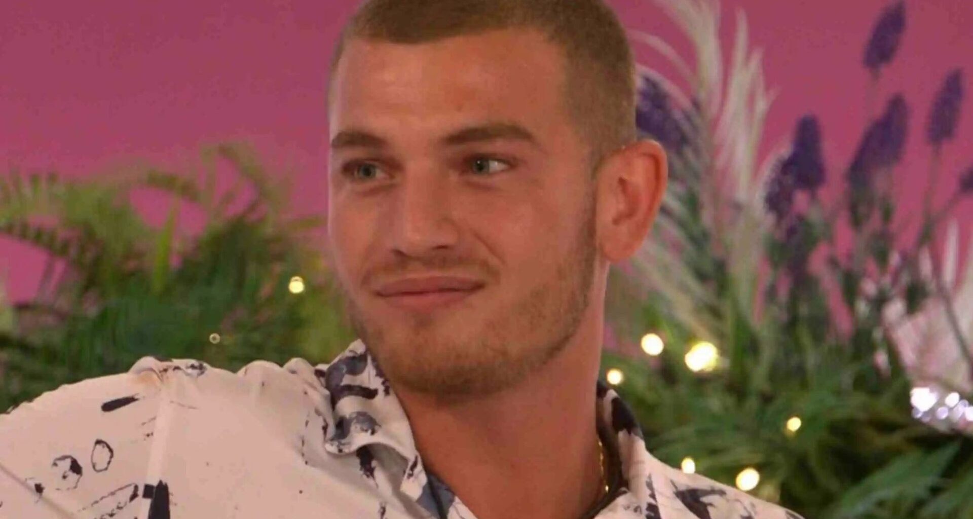 Love Island fans 'expose Blu’s game plan to win £50k prize' after shock return and beg girl not to fall for it