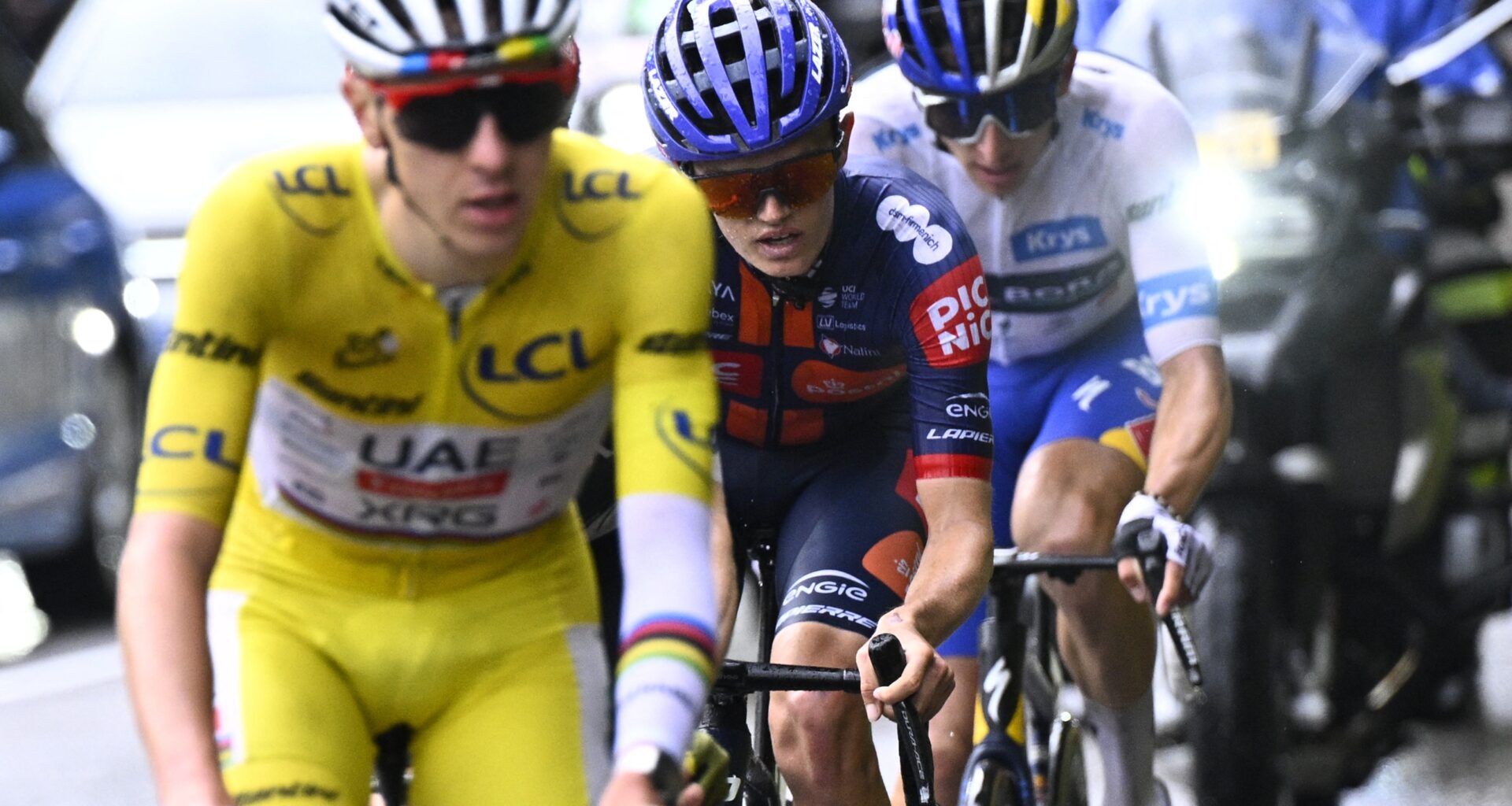 Oscar Onley on stage 19 of the Tour de France, chasing Tadej Pogačar, followed by Florian Lipowitz
