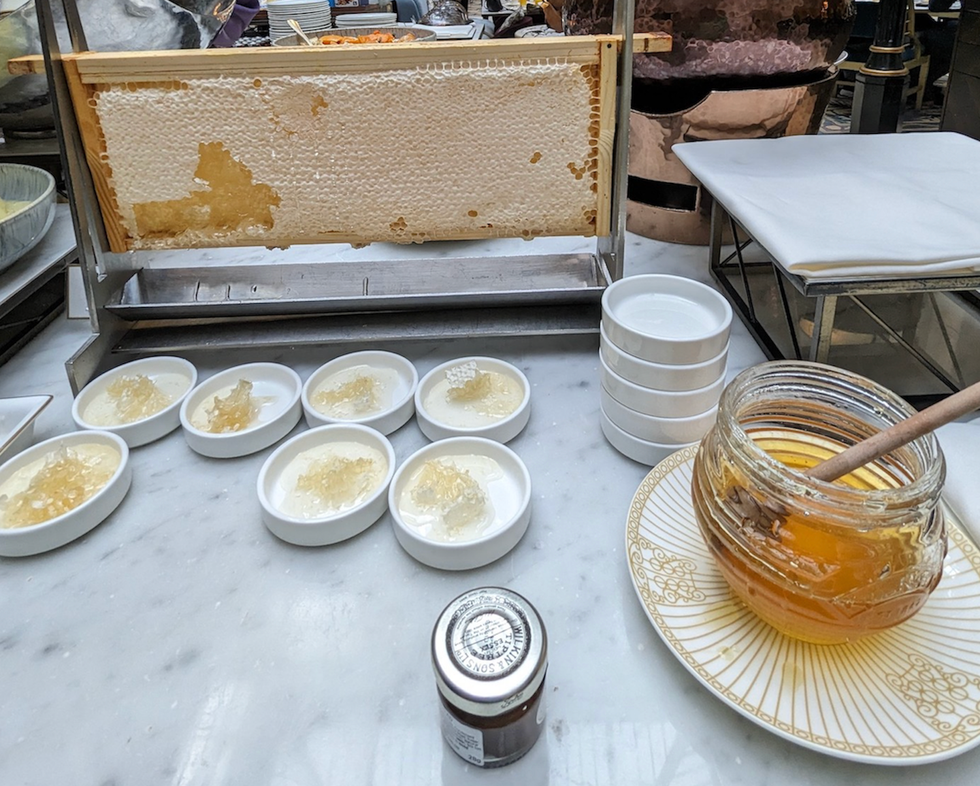 fresh honey at the landmark london breakfast