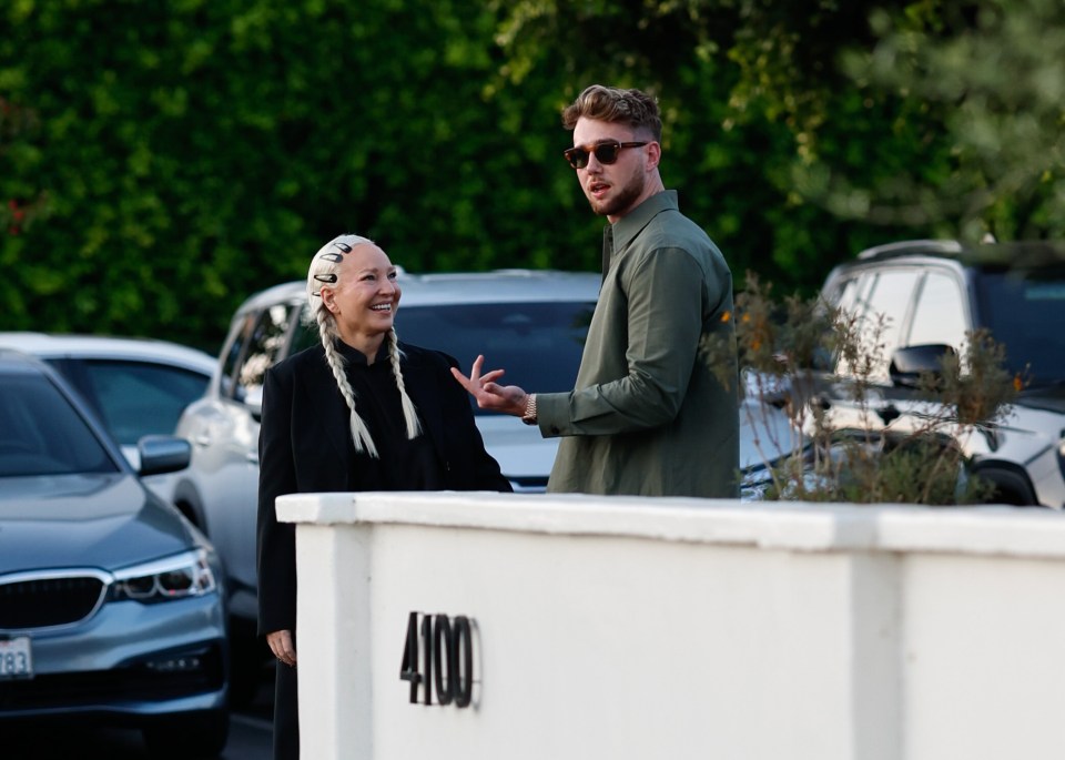 Sia and Harry Jowsey leaving a restaurant.
