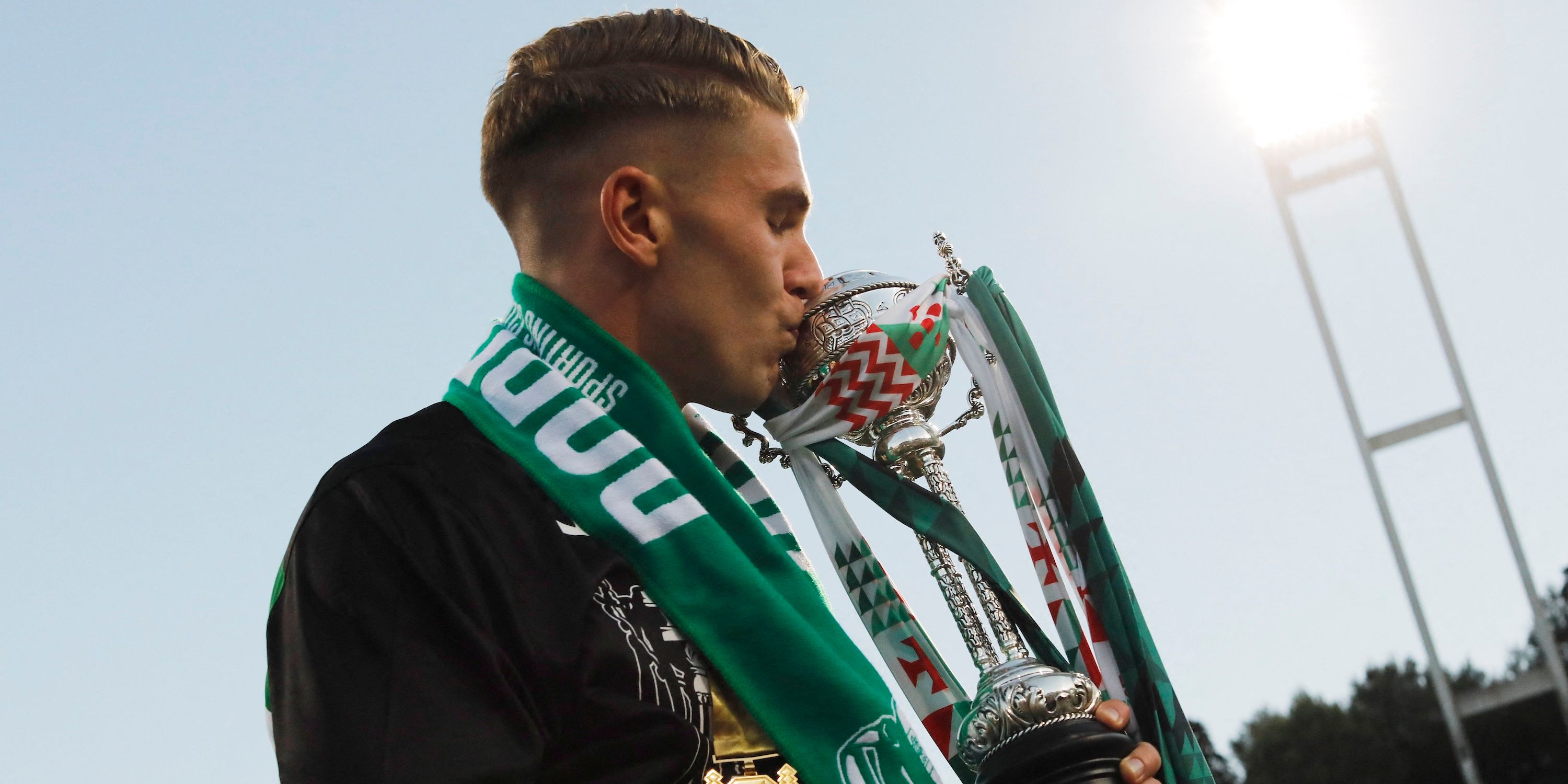 Sporting CP's Viktor Gyokeres kisses the trophy as he celebrate after winning the Taca de Portugal