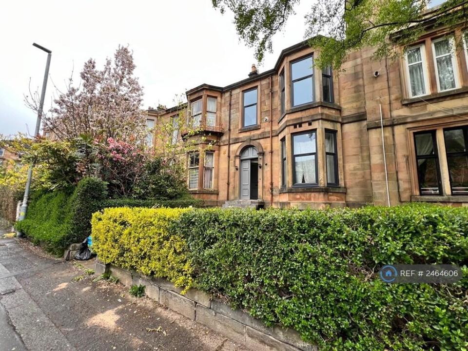 Studio flat for rent on Dixon Avenue in Glasgow.