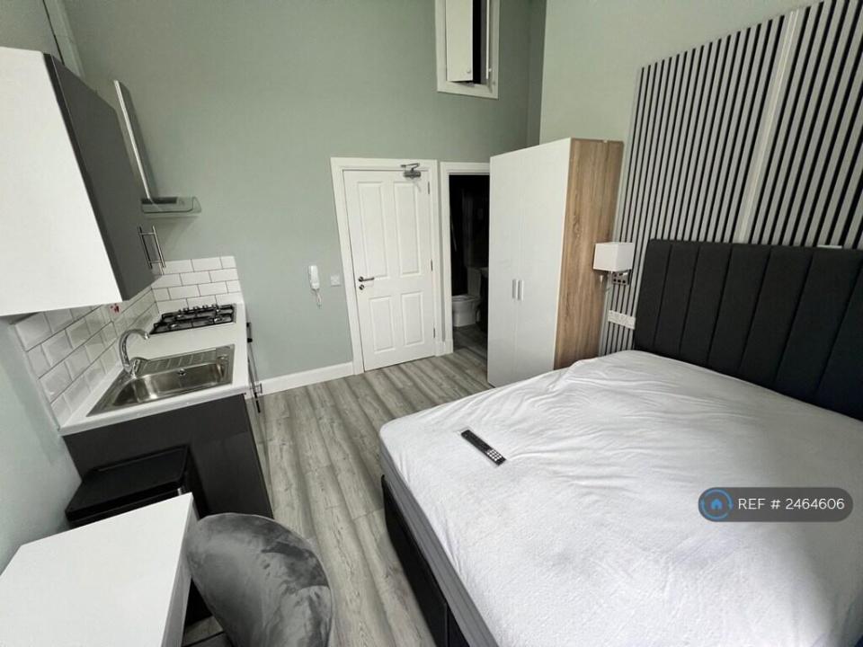 Studio flat for rent in Glasgow.