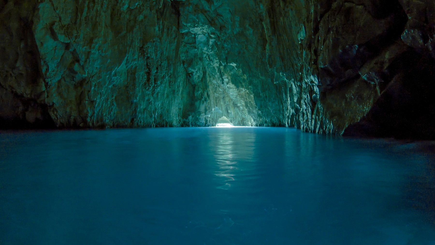 Scientists have confirmed the existence of an underground ocean 700 km below the Earth's crust