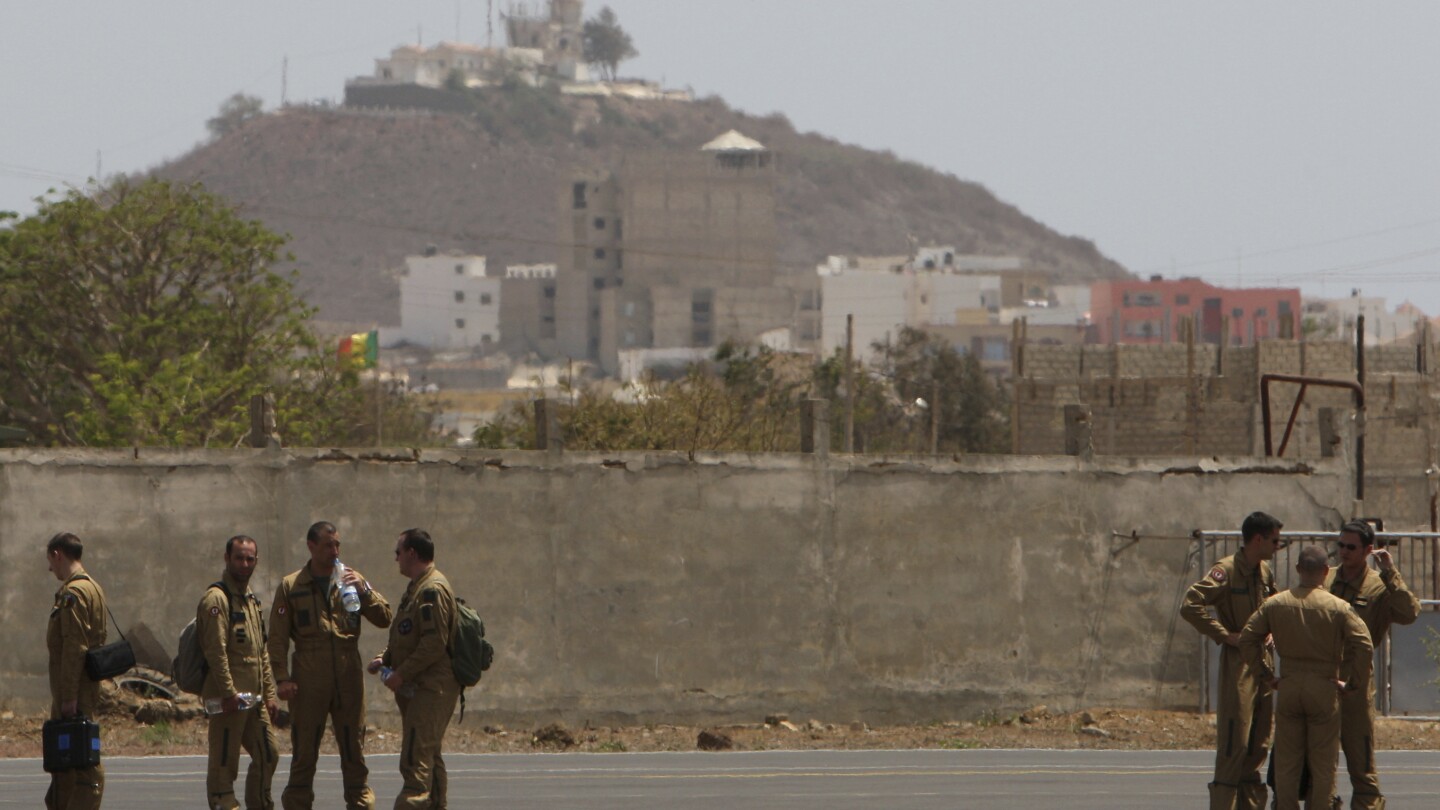 France withdraws from Senegal, ending its permanent military presence in West Africa