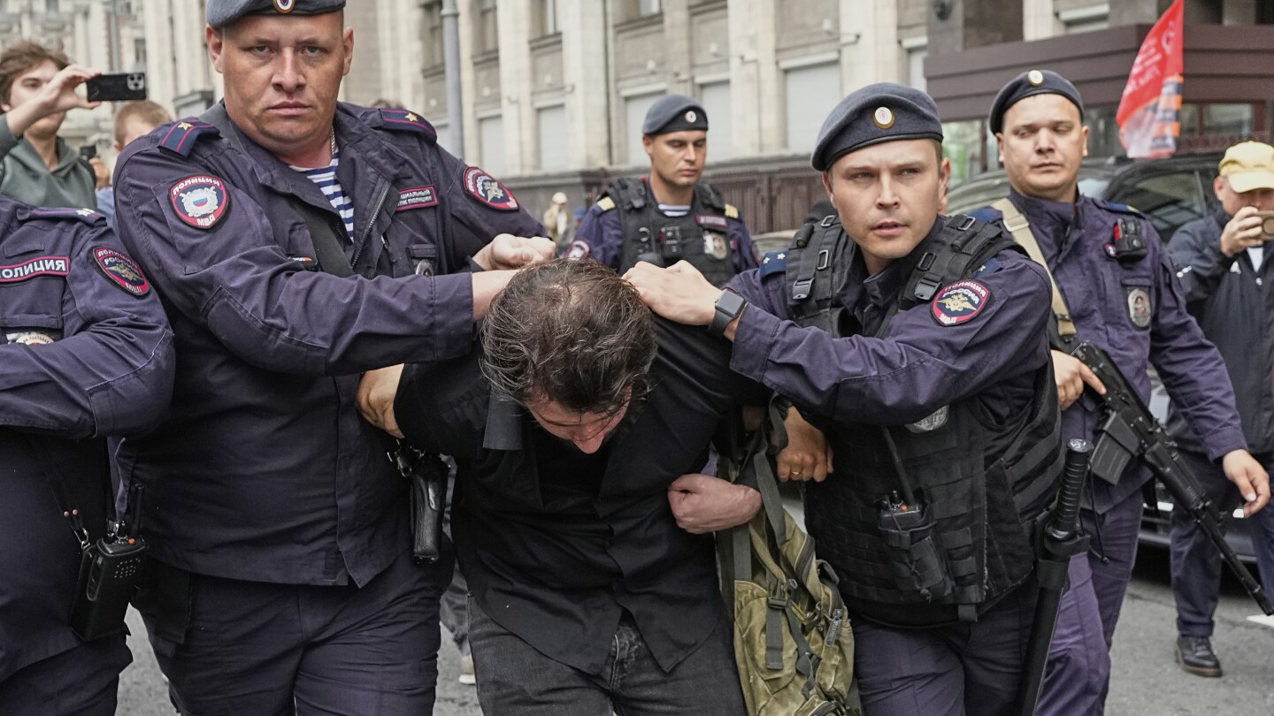 Russian lawmakers pass a bill punishing online searches for information deemed to be 'extremist'