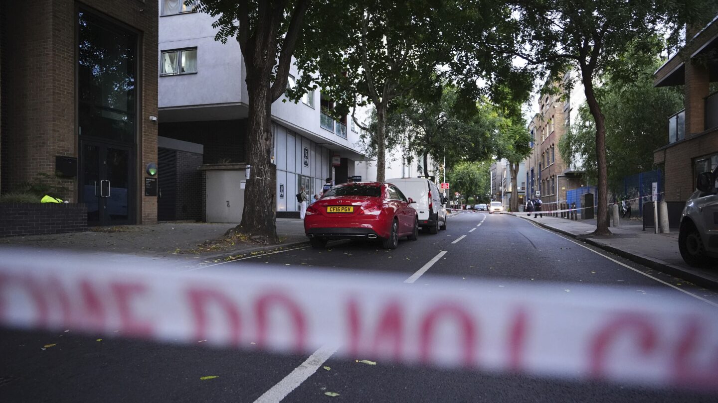 London stabbings leave 2 dead, 2 hospitalized, including suspect