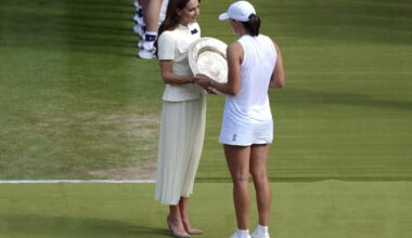 Princess of Wales presents trophy to Swiatek at Wimbledon
