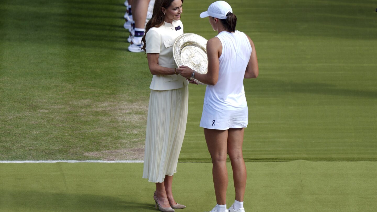 Princess of Wales presents trophy to Swiatek at Wimbledon