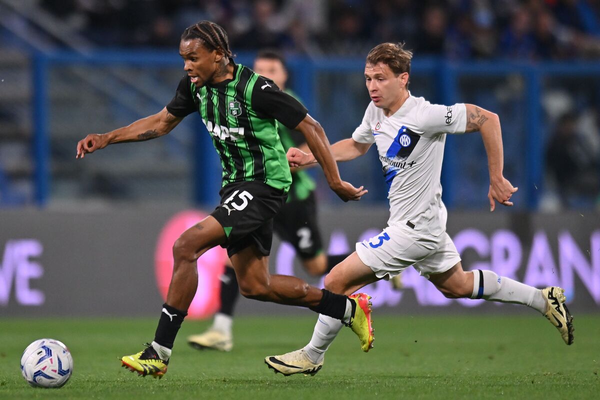 REGGIO NELL'EMILIA, ITALY - MAY 4: Armand Laurienté of US Sassuolo competes for the ball with Cristian Volpato of US Sassuolo during the Serie A TIM match between US Sassuolo and FC Internazionale at Mapei Stadium - Citta' del Tricolore on May 04, 2024 in Reggio nell'Emilia, Italy. (Photo by Alessandro Sabattini/Getty Images) (Photo by Alessandro Sabattini/Getty Images)