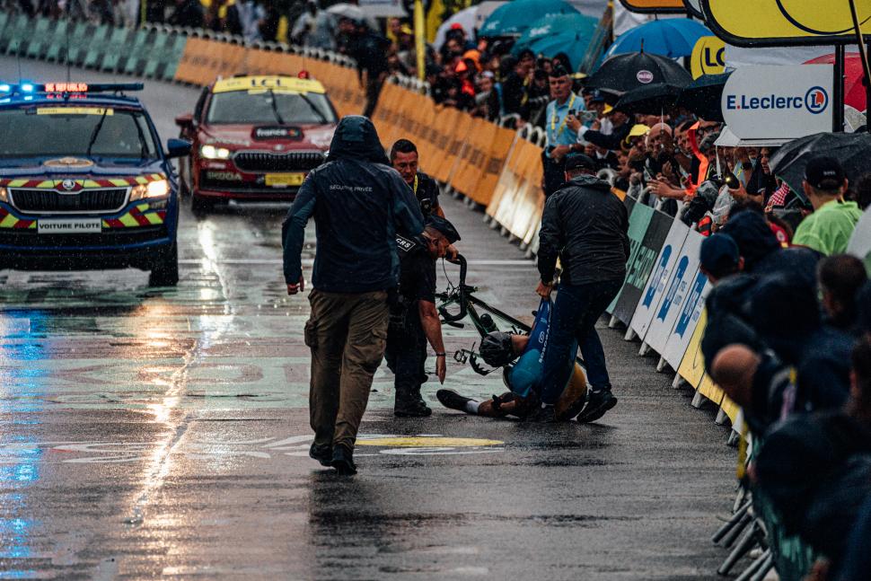 Course invader tackled by police at the finish line of stage 17, 2025 Tour de France, in Valence 