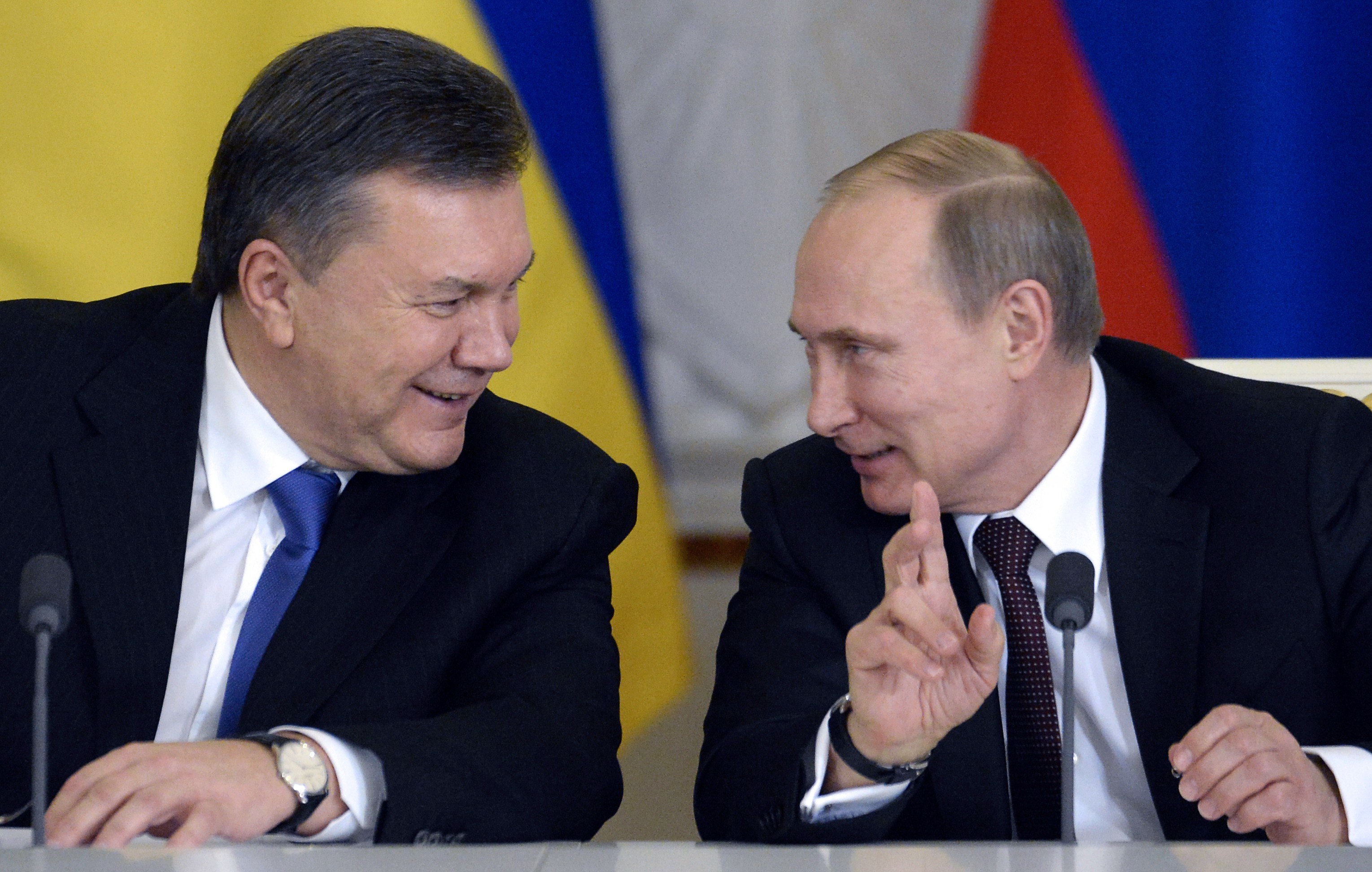 Vladimir Putin and Viktor Yanukovych in conversation.