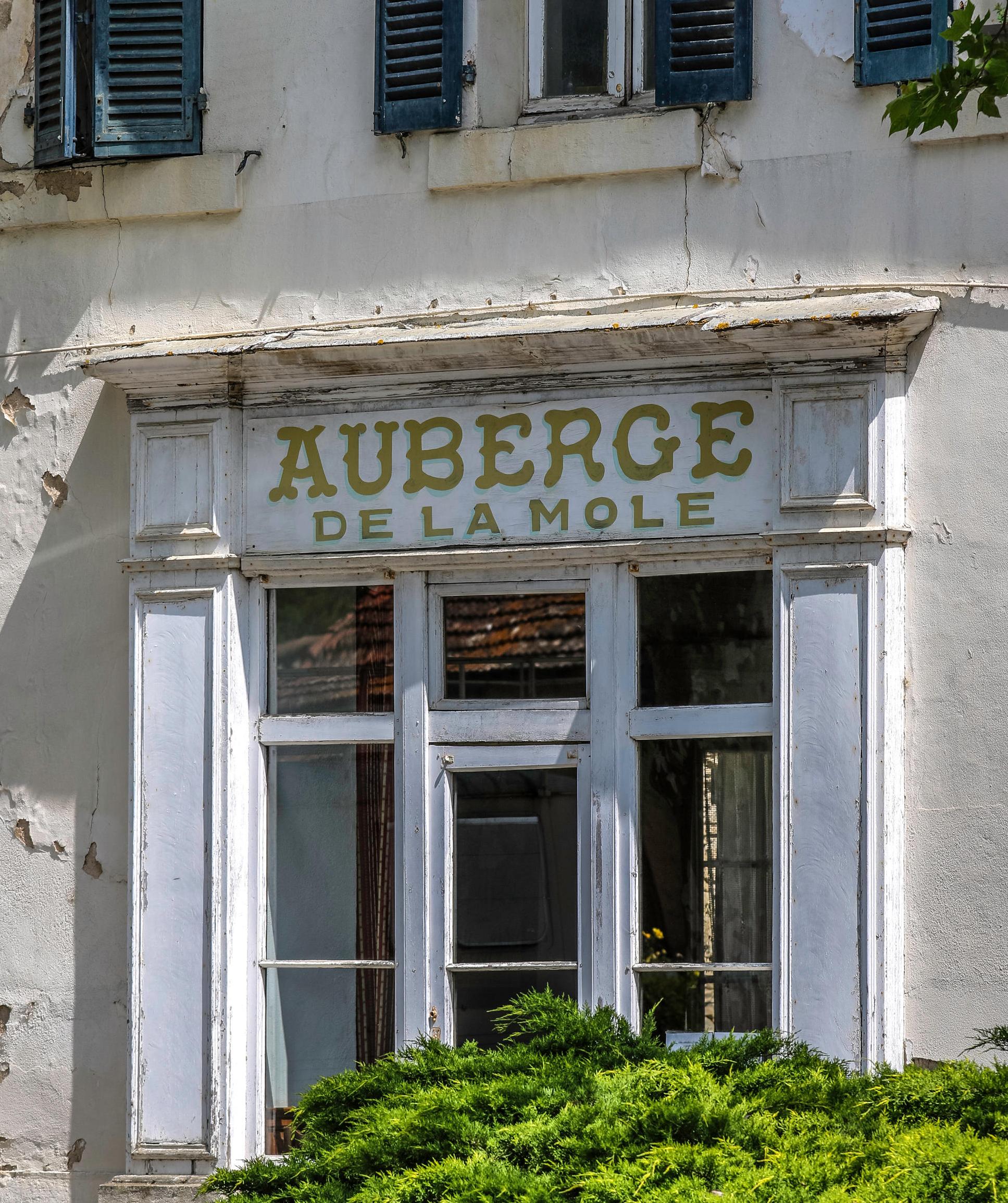 AUBERGE DE LA MOLE - Cuisine francaise - Ambiance Familiale - The Best...! Place de lEglise, 83310 La Mole, France