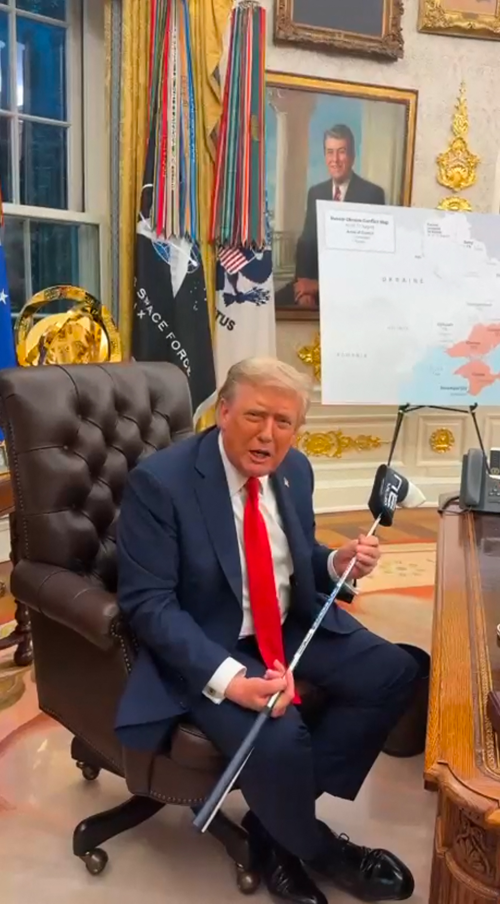 Trump with the golf club presented to him by Zelensky on Monday