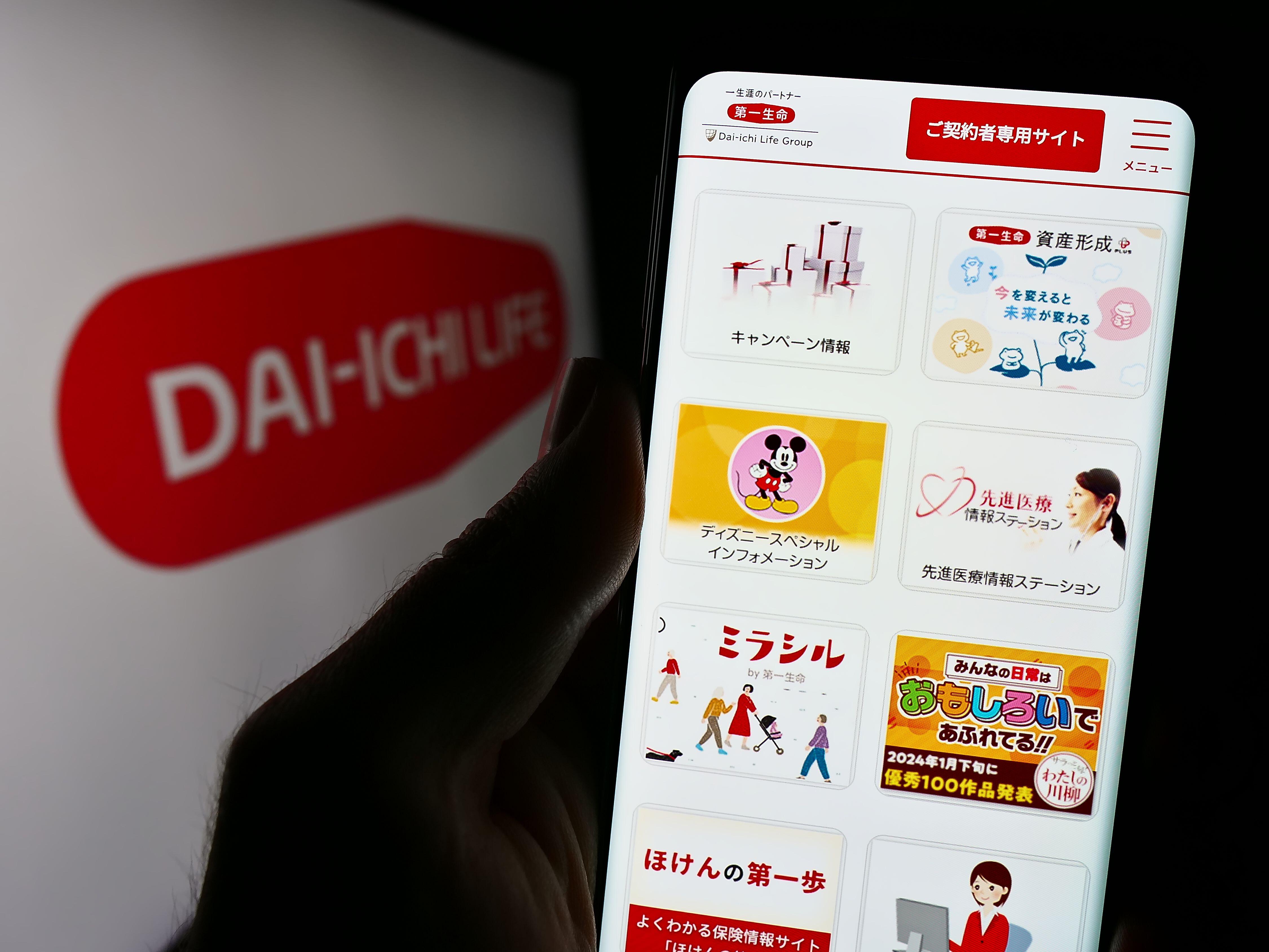 Person holding a cellphone displaying the Dai-ichi Life Insurance website.