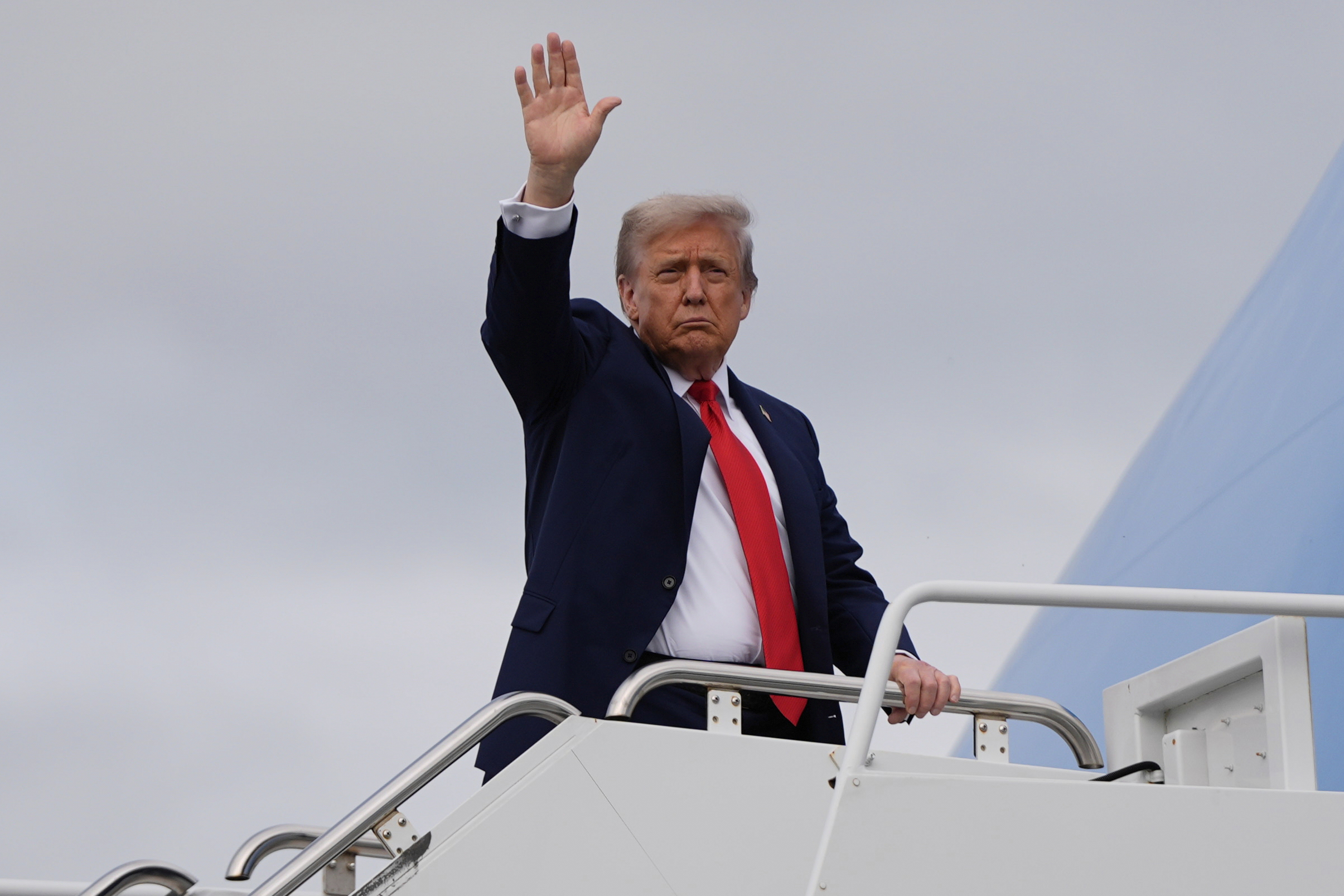 Trump boards Air Force One