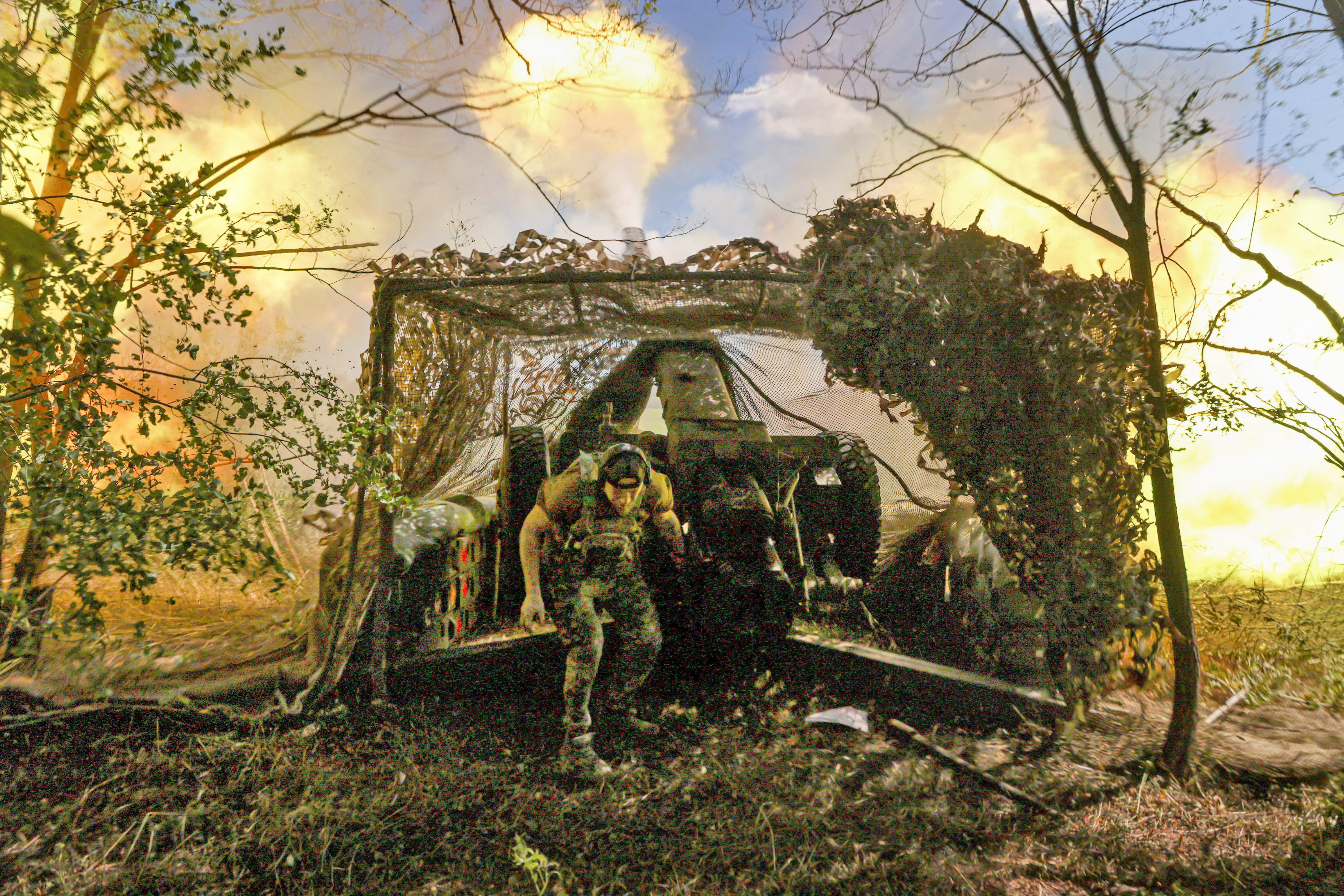 A Ukrainian soldier firing a D-30 howitzer towards Russian troops earlier this month