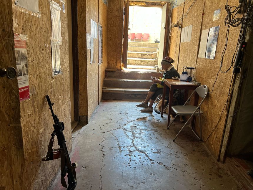 Orikhiv citizen Liudmyla sits in the last operating post office in Orikhiv. The woman lives alone with two dogs and is not going to leave. 