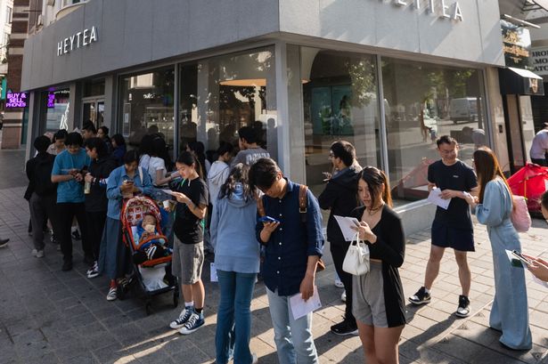 Queues for the HEYTEA opening
