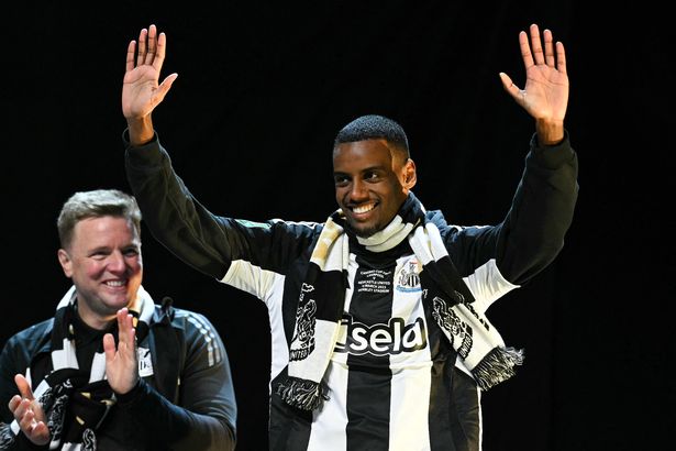 Newcastle United's English head coach Eddie Howe (L) applauds as Newcastle United's Swedish striker #14 Alexander Isak celebrates on stage at the Town Moor in Newcastle upon Tyne, in north-east England, on March 29, 2025, during a celebration and presentation of the League Cup trophy with fans after Newcastle United won the English League Cup, their first domestic trophy for 70 years. (Photo by Oli SCARFF / AFP) (Photo by OLI SCARFF/AFP via Getty Images)