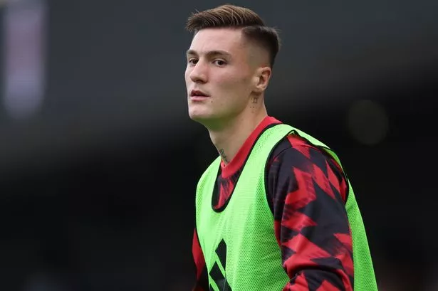 Benjamin Sesko warming up before a Manchester United game