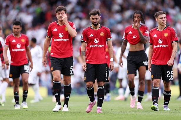 United players trudge off after drawing with Fulham