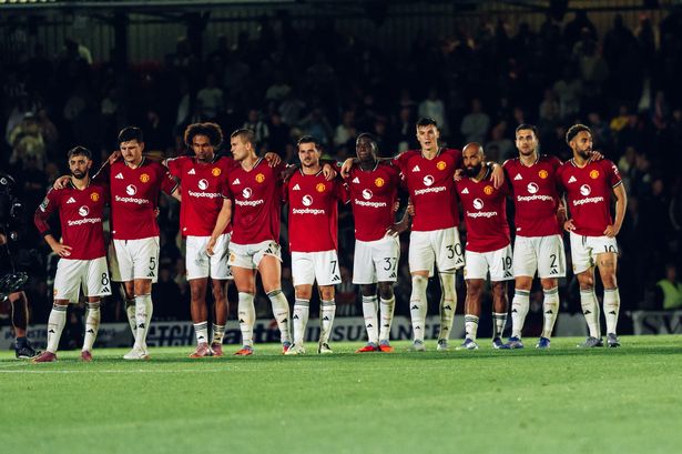 United players assemble for the penalty shootout