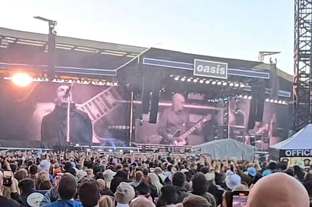 Oasis have kicked off their second Edinburgh gig