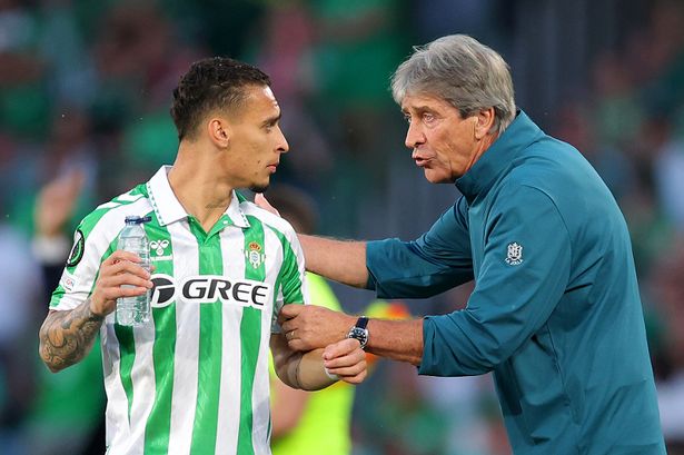 Manuel Pellegrini and Antony chat. 