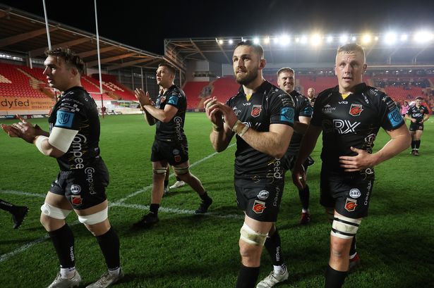Fry (right) has come out of retirement to sign for Cardiff RFC