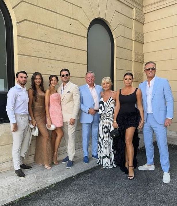 Jess Wright pictured with the entire family