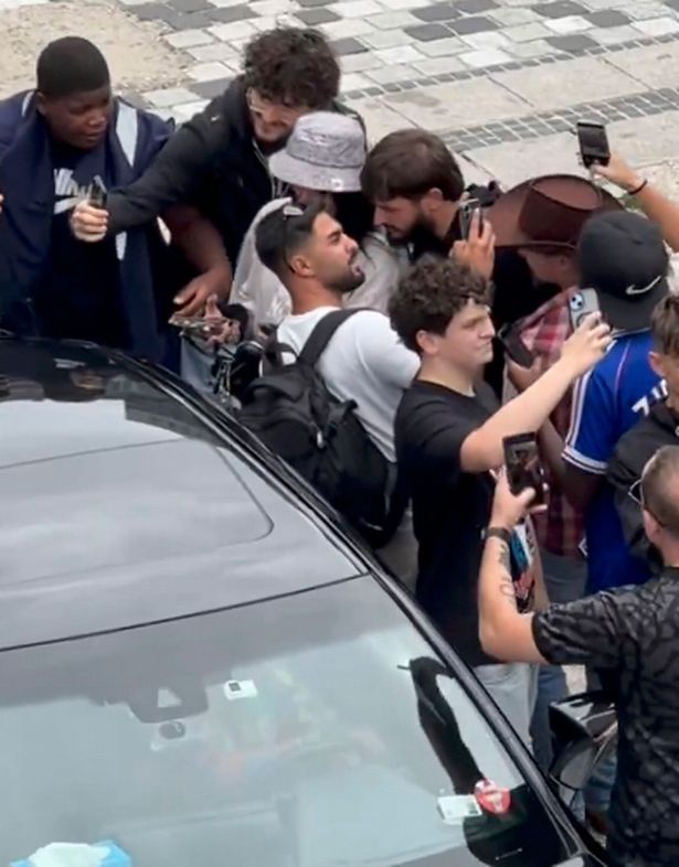 The swarm of fans refused to let her even get in an Uber