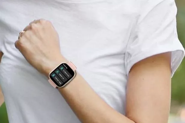 A woman wearing the Cillso smart watch in rose