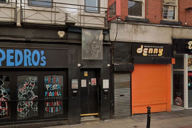 Mojo (centre), on Bridge Street