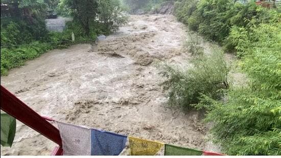 The Manalsu river changes color