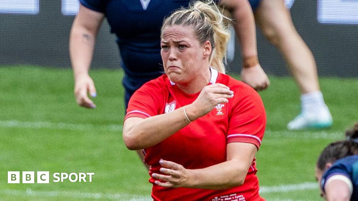 England women lift trophy