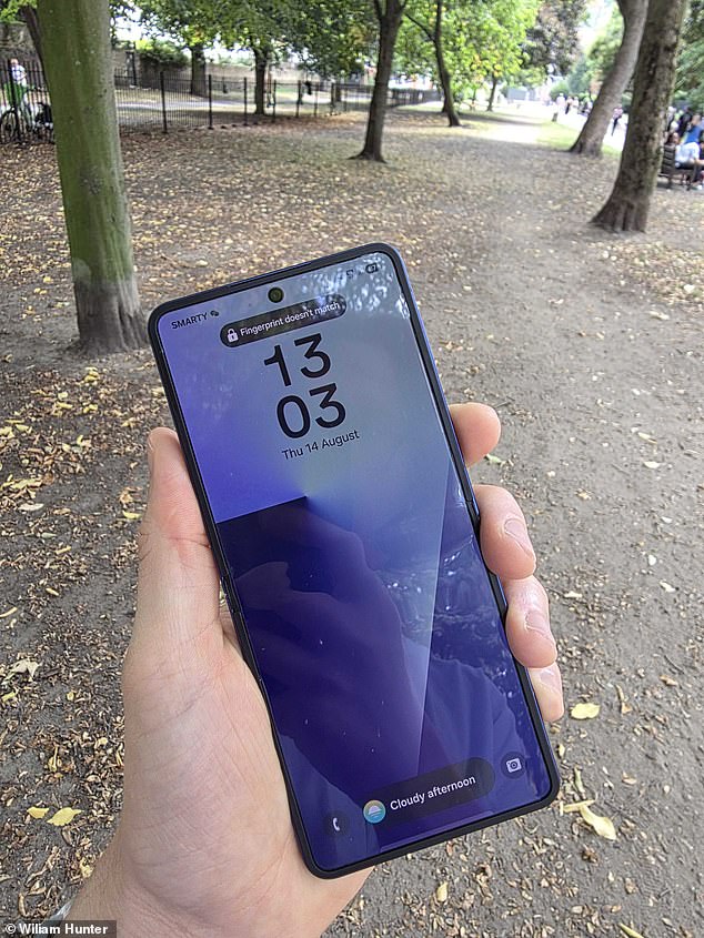 Inside, there is a 6.9-inch display compared to the 6.7-inch display on the Galaxy Z Flip 6. Although it is quite reflective under sunlight, it has enough brightness to remain clear and legible