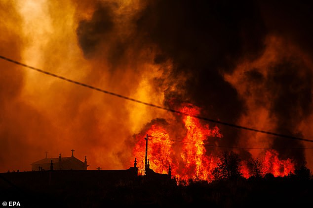 The fire in Macieira continues to blaze since it ignited on 13 August in Satao, within the Viseu district, and has spread to the Sernancelhe district in Viseu and Aguiar da Beira in Guarda