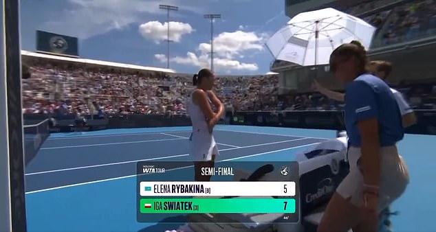 Swiatek opted to change clothes on court after winning the first set against Elena Rybakina in hot conditions